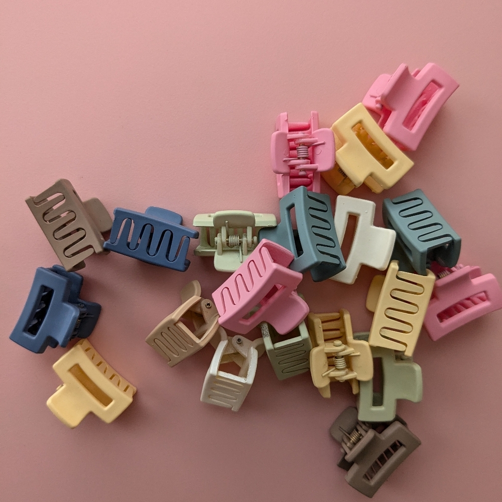 MINI MULTI COLOR HAIR CLIPS .